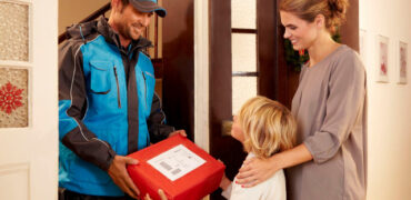 Hermes-Paketbote-liefert-Weihnachtsgeschenke-aus